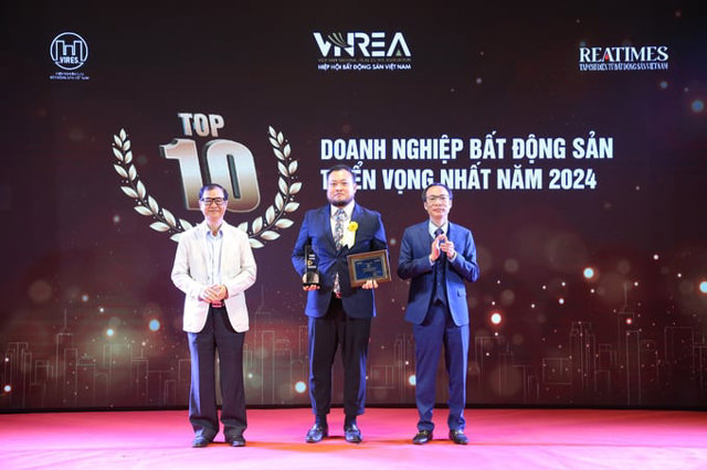 Đại diện ROX Living nhận giải Top10 Doanh nghiệp BĐS triển vọng nhất năm 2024
