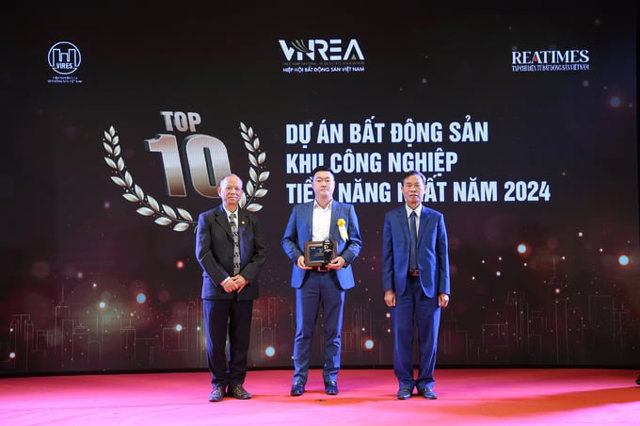 Đại diện ROX Living nhận giải Top10 dự &aacute;n BĐS KCN tiềm năng nhất năm 2024
