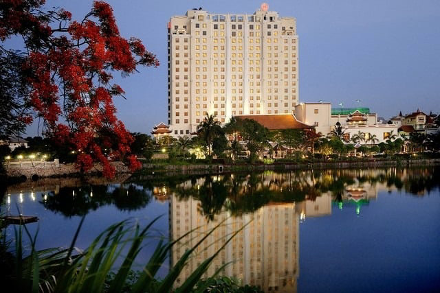 Kh&aacute;ch sạn Sheraton nằm ở vị tr&iacute; đắc địa của Thủ đ&ocirc;