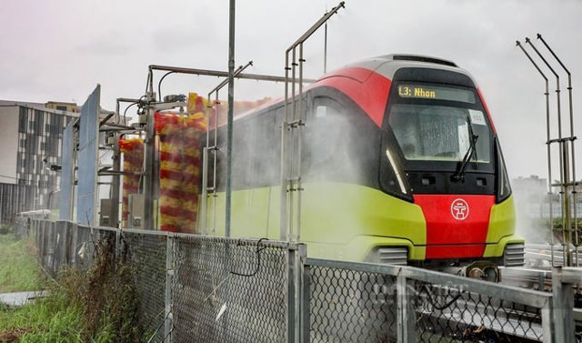 T&agrave;u metro Nhổn - ga H&agrave; Nội được l&agrave;m sạch bằng c&ocirc;ng nghệ rửa tự động của Ph&aacute;p. Qu&aacute; tr&igrave;nh l&agrave;m sạch to&agrave;n bộ t&agrave;u chỉ 3-4 ph&uacute;t.