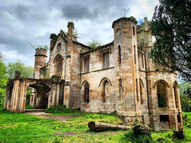 Cambusnethan House l&agrave; một trong những t&ograve;a l&acirc;u đ&agrave;i kiến tr&uacute;c Gothic cuối c&ugrave;ng c&ograve;n s&oacute;t lại ở Scotland