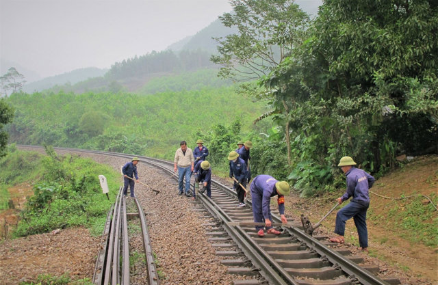 C&ocirc;ng nh&acirc;n Cung đường Khe N&eacute;t duy tu sửa đường sắt qua đ&egrave;o Khe N&eacute;t. Ảnh: Bộ GTVT