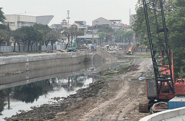 Đại công trường trên khúc sông dài 1km gánh 3 dự án hơn 1.400 tỷ đồng - Ảnh 1