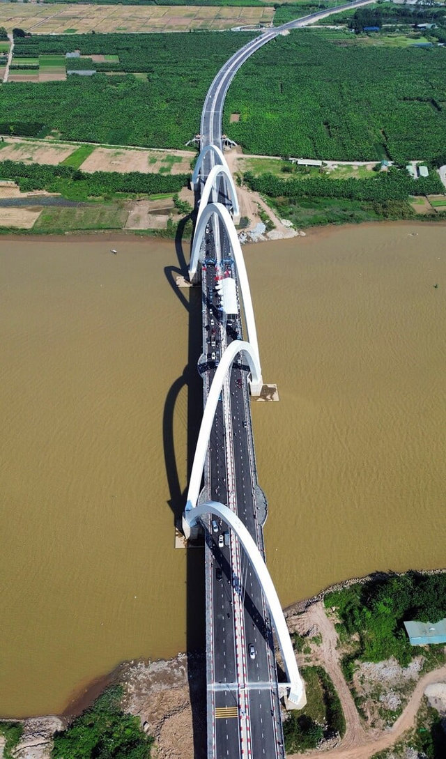 Toàn cảnh cây cầu vòm thép 1.900 tỷ đồng cao nhất Việt Nam, mang hình tượng rồng thời Lý uốn lượn như hình chữ S - Ảnh 1