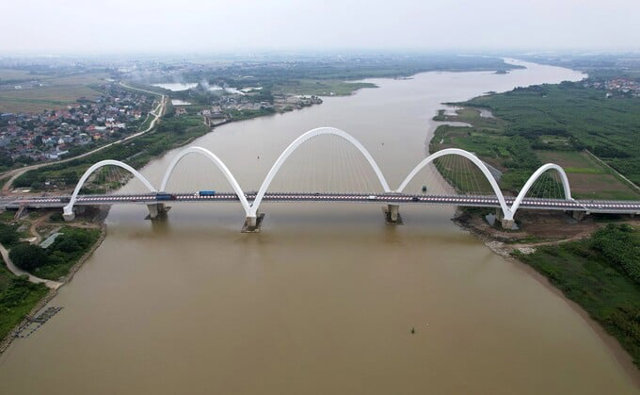 Cầu Kinh Dương Vương bắc qua s&ocirc;ng Đuống nằm tại ranh giới giữa huyện Thuận Th&agrave;nh v&agrave; Ti&ecirc;n Du, tỉnh Bắc Ninh