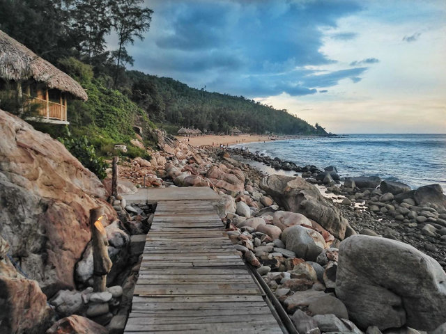 B&atilde;i Đ&ocirc;ng, tọa lạc tại b&aacute;n đảo Nghi Sơn v&agrave; thuộc khu du lịch Nghi Son Eco Island, l&agrave; điểm đến ho&agrave;n hảo cho những ai y&ecirc;u th&iacute;ch cảnh quan tự nhi&ecirc;n y&ecirc;n b&igrave;nh v&agrave; hoang sơ. Với biển m&aacute;t lạnh v&agrave; trong vắt c&ugrave;ng với b&atilde;i c&aacute;t trắng, kh&ocirc;ng kh&iacute; trong l&agrave;nh, B&atilde;i Đ&ocirc;ng chắc chắn sẽ thu h&uacute;t mọi du kh&aacute;ch đến thăm &nbsp;