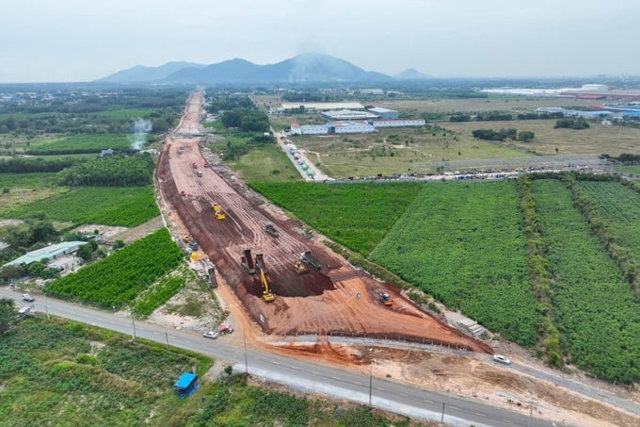 Cao tốc Bi&ecirc;n H&ograve;a - Vũng T&agrave;u đang trong qu&aacute; tr&igrave;nh x&acirc;y dựng. Ảnh: Người Lao Động &nbsp;