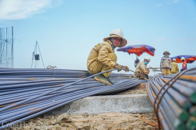 C&ocirc;ng nh&acirc;n vẫn đang tập trung thi c&ocirc;ng để kịp tiến độ. Ảnh minh hoạ.