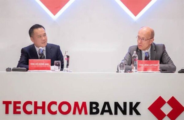Ông Hồ Hùng Anh - Chủ tịch HĐQT và ông Jens Lottner - CEO Techcombank
