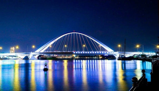 Cầu Trần Ho&agrave;ng Na được đầu tư hệ thống &aacute;nh s&aacute;ng đẹp mắt. Ảnh: B&aacute;o Lao Động