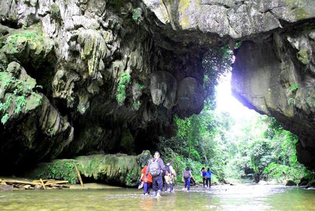 Vẻ đẹp tự nhi&ecirc;n của d&ograve;ng suối Bhơm Lom. Ảnh Dương Nam