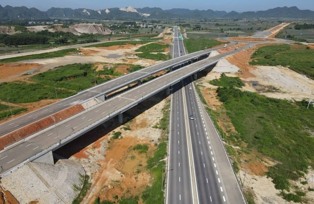 Tuyến đường Đ&ocirc;ng - T&acirc;y đoạn vượt qua cao tốc Mai Sơn - Quốc lộ 45. Ảnh: Người Lao Động