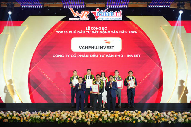 Đại diện Văn Ph&uacute; &ndash; Invest nhận chứng nhận Top 10 chủ đầu tư bất động sản năm 2023