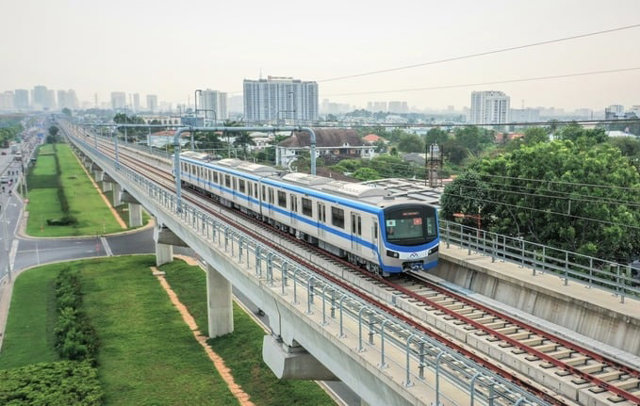 Tuyến Metro số 1 đ&atilde; nhiều lần gia hạn thời gian đi v&agrave;o hoạt động. Ảnh: Internet