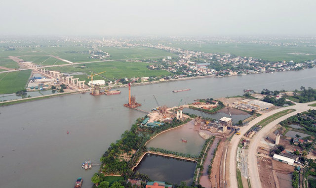Công trường xây cầu 1.500 tỷ vượt sông Đáy trên cao tốc Ninh Bình - Hải Phòng - Ảnh 1