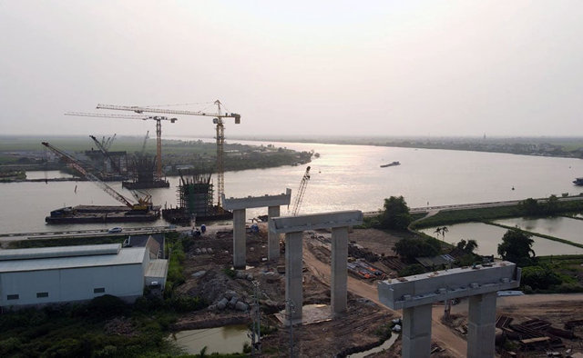 Công trường xây cầu 1.500 tỷ vượt sông Đáy trên cao tốc Ninh Bình - Hải Phòng - Ảnh 8