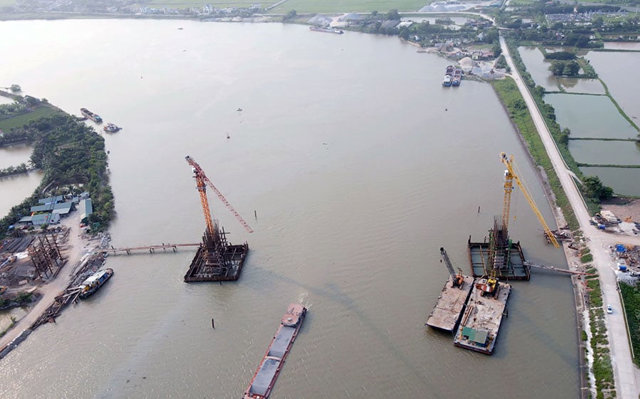 Công trường xây cầu 1.500 tỷ vượt sông Đáy trên cao tốc Ninh Bình - Hải Phòng - Ảnh 2
