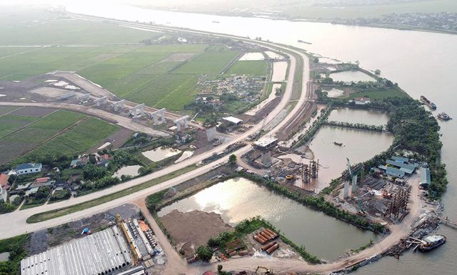 Công trường xây cầu 1.500 tỷ vượt sông Đáy trên cao tốc Ninh Bình - Hải Phòng - Ảnh 4