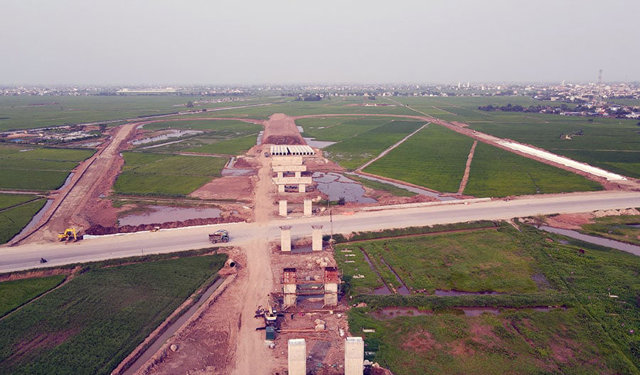 Công trường xây cầu 1.500 tỷ vượt sông Đáy trên cao tốc Ninh Bình - Hải Phòng - Ảnh 6