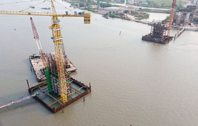Công trường xây cầu 1.500 tỷ vượt sông Đáy trên cao tốc Ninh Bình - Hải Phòng - Ảnh 7