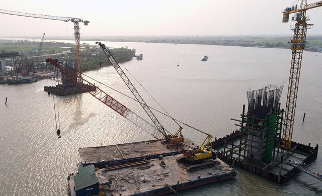 Công trường xây cầu 1.500 tỷ vượt sông Đáy trên cao tốc Ninh Bình - Hải Phòng - Ảnh 10