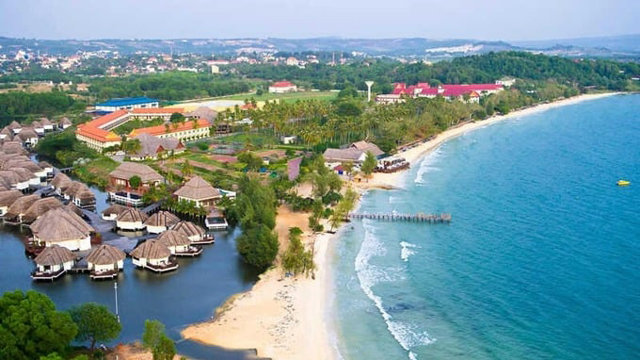 Sihanoukville lagrave; một thị trấn yecirc;n bigrave;nh xinh đẹp ven biển.