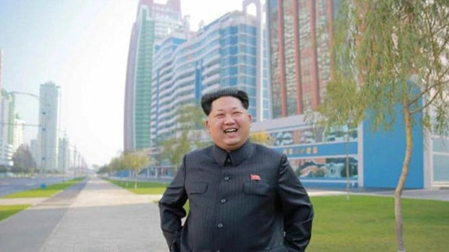 Nh&agrave; l&atilde;nh đạo Triều Ti&ecirc;n Kim Jong-un đứng tr&ecirc;n đại lộ Ryomyong tại thủ đ&ocirc; B&igrave;nh Nhưỡng của Triều Ti&ecirc;n. Ảnh: UPI