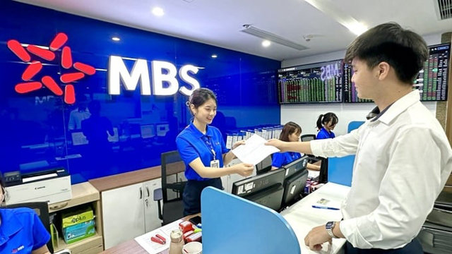 MBS muốn bán hơn 109 triệu cổ phiếu MBS với giá 10.000 đồng - Ảnh 1