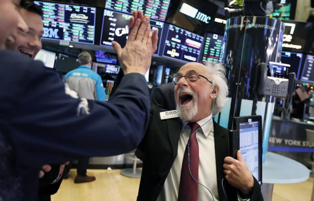 Chứng khoán Mỹ lập kỷ lục, Dow Jones lần đầu chạm mốc 40.000 điểm - Ảnh 1