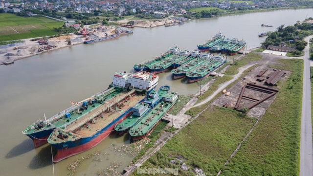 H&agrave;ng loạt t&agrave;u b&egrave; đắt đỏ l&agrave; phương tiện để b&agrave; con l&agrave;ng Ph&uacute; An kiếm kế sinh nhai. Ảnh: B&aacute;o Tiền Phong