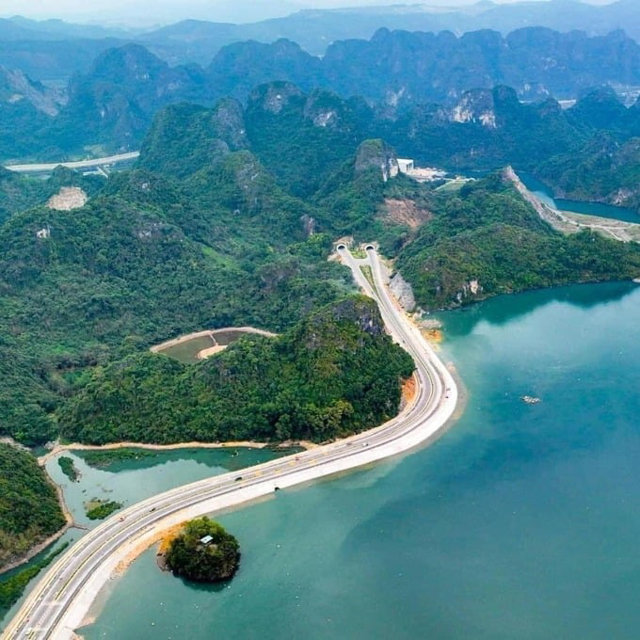 Tuyến đường bao biển xuyên núi qua hai thành phố tập trung nhiều 'ông lớn' bất động sản nhất Việt Nam - Ảnh 1