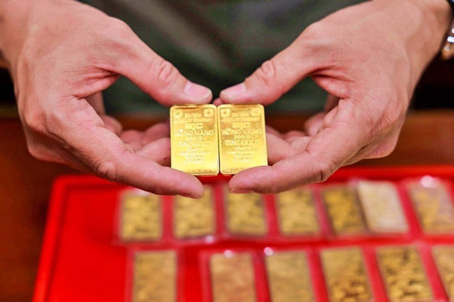 18 tấn vàng ra thị trường, liên ngành đi thanh tra, vàng vẫn tăng giá mạnh - Ảnh 1
