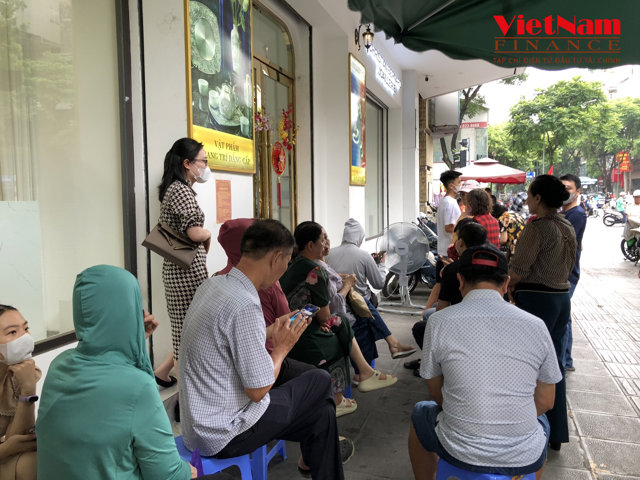 Người d&acirc;n đợi mua v&agrave;ng tại VietinBank chi nh&aacute;nh Phố Huế. &nbsp;
