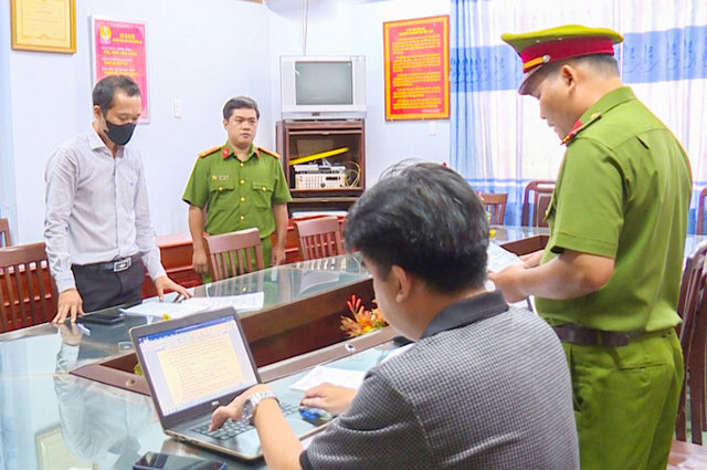 Cơ quan điều tra tống đạt quyết định khởi tố, bắt tạm giam bị can Nguyễn Văn Minh.