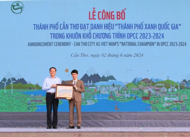Đại diện WWF tại Việt Nam vinh danh v&agrave; trao tặng danh hiệu "Th&agrave;nh phố Xanh Quốc gia" cho TP. Cần Thơ. Ảnh: Tuệ An/B&aacute;o Lao Động