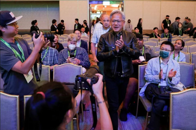 Gi&aacute;m đốc điều h&agrave;nh Nvidia Jensen Huang tham dự một sự kiện trong khu&ocirc;n khổ diễn đ&agrave;n COMPUTEX ở Đ&agrave;i Bắc, Đ&agrave;i Loan, ng&agrave;y 4/6/2024. (Ảnh: REUTERS/Ann Wang)