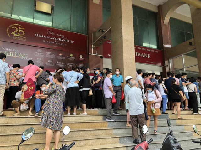 Người d&acirc;n chen lấn nhau đi mua v&agrave;ng.