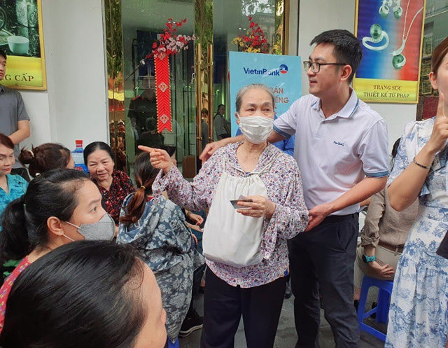 Cụ b&agrave; mang tiền mặt đi mua v&agrave;ng.
