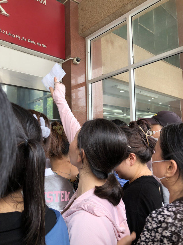 Một kh&aacute;ch h&agrave;ng c&oacute; phiếu hẹn nhưng kh&ocirc;ng thể chen v&agrave;o.