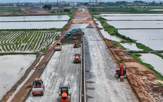 Tuyến đường đi qua khu vực thị trấn Kim B&agrave;i (huyện Thanh Oai) đang dần h&igrave;nh th&agrave;nh. &nbsp;