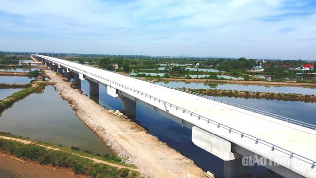 Hình hài cây cầu vượt dài nhất tỉnh bắc qua dòng chính của sông Mã sắp khánh thành - Ảnh 1