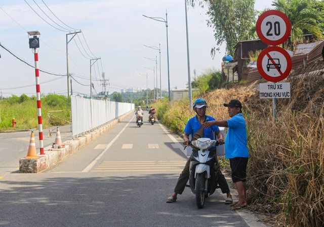 Đường của bến xe Miền Đ&ocirc;ng mới (nối với đường Ho&agrave;ng Hữu Nam) l&agrave; lối đi duy nhất của hơn 300 người d&acirc;n. Ảnh: Ch&acirc;u Tuấn