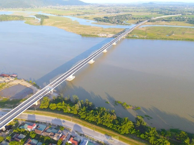 C&acirc;y cầu vắt qua s&ocirc;ng Lam nối 2 tỉnh Nghệ An - H&agrave; Tĩnh. Ảnh: Tiền Phong