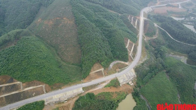Ráo riết thi công tuyến đường hơn 2.000 tỷ kết nối tỉnh nằm ở 'ngã ba sông' với tỉnh cửa ngõ vùng Tây Bắc - Ảnh 2