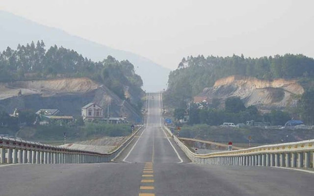Ráo riết thi công tuyến đường hơn 2.000 tỷ kết nối tỉnh nằm ở 'ngã ba sông' với tỉnh cửa ngõ vùng Tây Bắc - Ảnh 4