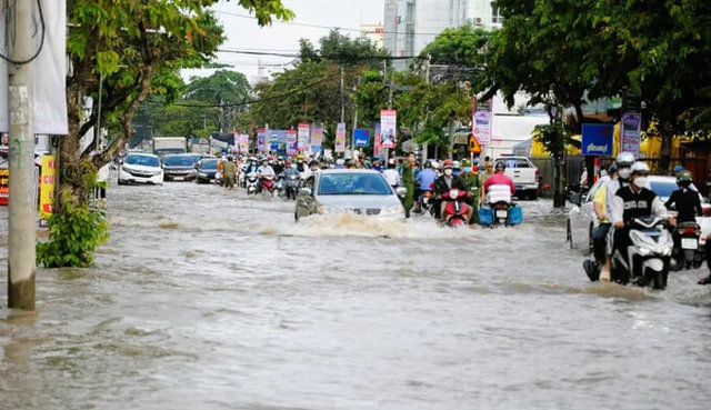 Quốc lộ 91 qua quận Ninh Kiều (đường C&aacute;ch Mạng Th&aacute;ng T&aacute;m) v&agrave;o m&ugrave;a mưa (Ảnh: Internet)