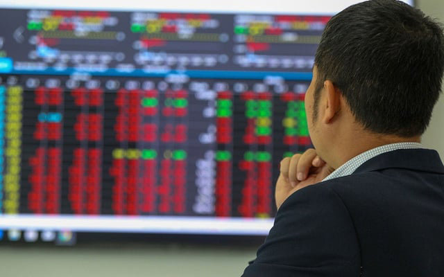 VN-Index giảm gần 28 điểm do cổ phiếu vốn hóa lớn bị bán tháo - Ảnh 1