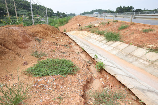 Nhiều điểm lún nứt, sạt lở trên cao tốc Tuyên Quang - Phú Thọ gần 4.000 tỷ - Ảnh 5