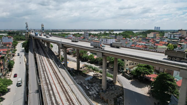 Sau 40 năm tồn tại, cầu Thăng Long vẫn l&agrave; tuyến giao th&ocirc;ng quan trọng kết nối v&ugrave;ng nội - ngoại đ&ocirc;. Ảnh: Đại Đo&agrave;n Kết &nbsp;