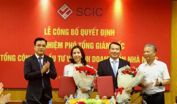 Hai t&acirc;n Ph&oacute; Tổng gi&aacute;m đốc SCIC (đứng giữa) nhận quyết định bổ nhiệm &nbsp;